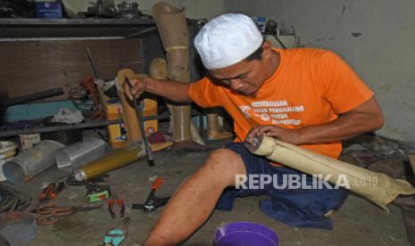 Difabel Ini Membuat Kaki Palsu Bagi Difabel Lainnya