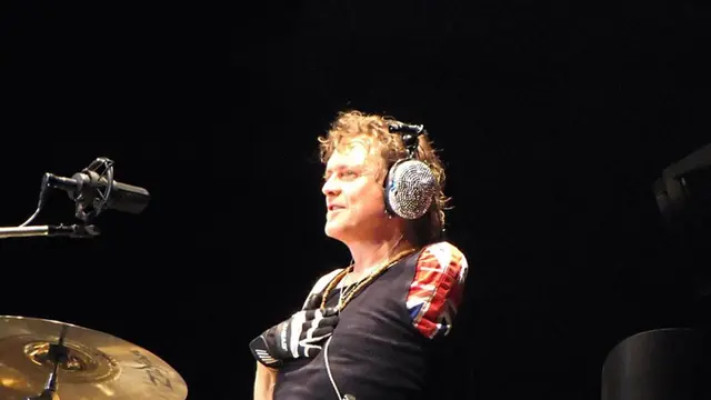 Rick Allen Seorang Drummer yang Hanya Memiliki Satu Tangan