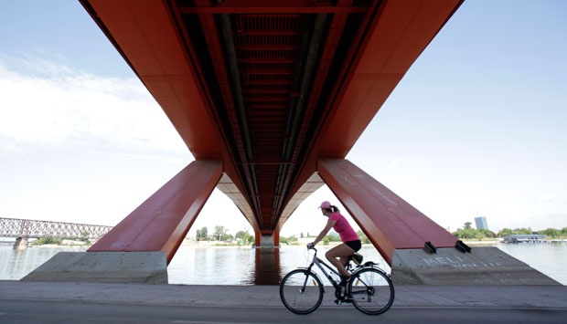 Difabel Satu Kaki Pakai Celana Pendek Saat Bersepeda, Sering Dicegat – Dibuntuti