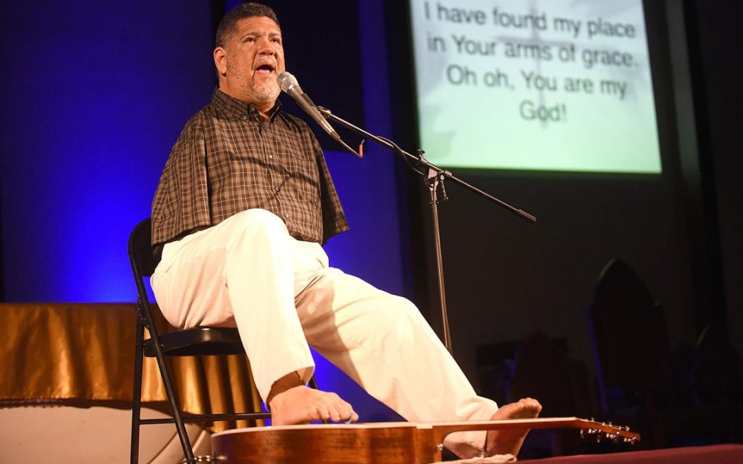 Tony Melendez (Nikaragua) Gitaris Tanpa Tangan