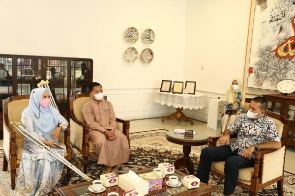 WAGUB MUSA RAJEKSHAH BANTU PEMBUATAN KAKI PALSU IBU DAN ANAK KORBAN JAMBRET