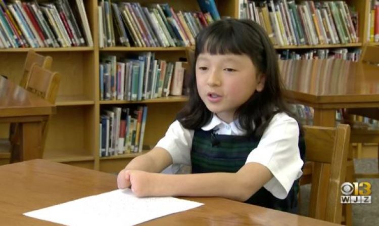 Kisah Sara Hinesley bocah tak punya jari tangan berhasil juara menulis