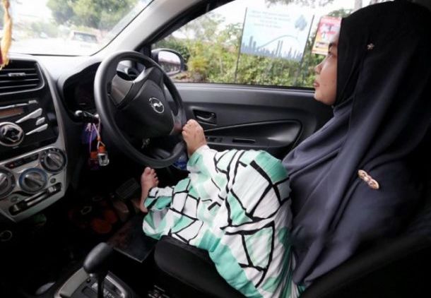 Perempuan Setir Mobil Dengan Kakinya