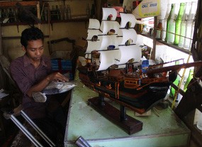 Rianto, Seorang Penyandang Disabilitas Sukses Jadi Pengrajin Miniatur Kapal