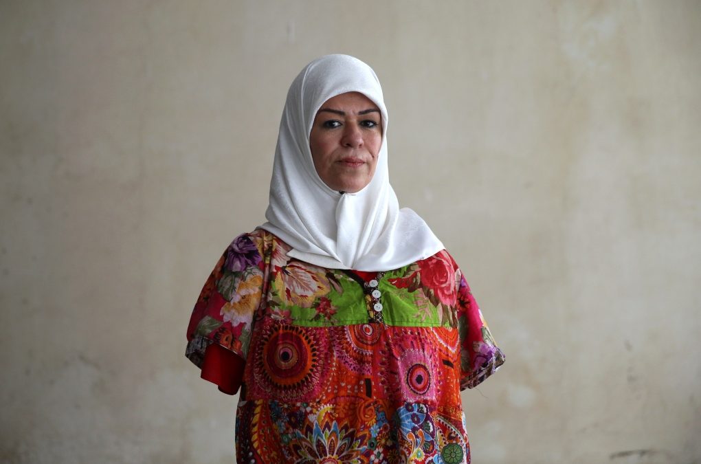 Etezadossaltaneh,Tanpa Lengan Tetap Mengajar Melukis