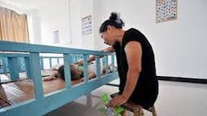 Xu Yuehua 55 tahun , yang kehilangan kakinya dalam sebuah kecelakaan kereta api pada usia 13 tahun