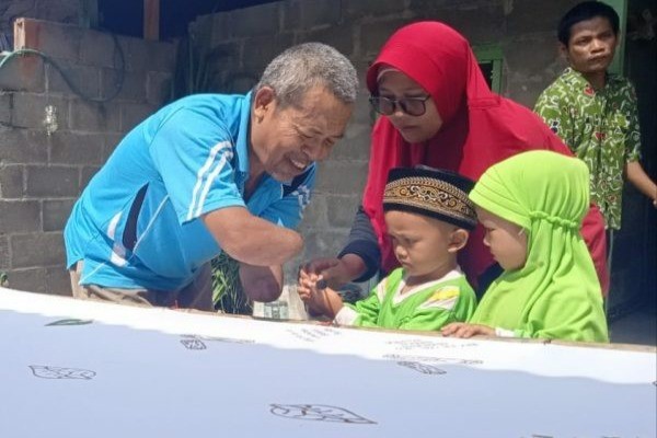 DIFABEL BLORA MUSTIKA AJARI ANAK TK BIKIN BATIK