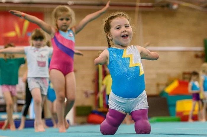 Luar Biasa! Tanpa Tangan dan Kaki, Bocah Ini Tetap Berprestasi di Bidang Olahraga