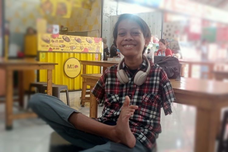 Perjuangan Elo, Mahasiswa Disabilitas UB yang Disemangati oleh Rektor Saat Wisuda