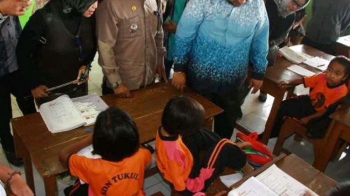 Mengenal Melisa Putri, Siswa SD Berprestasi Meski Menulis Hanya dengan Kaki