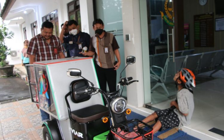 Kisah Inspiratif Gading Ogi Saputra, Peyandang Disabilitas yang Berjualan Kopi Keliling