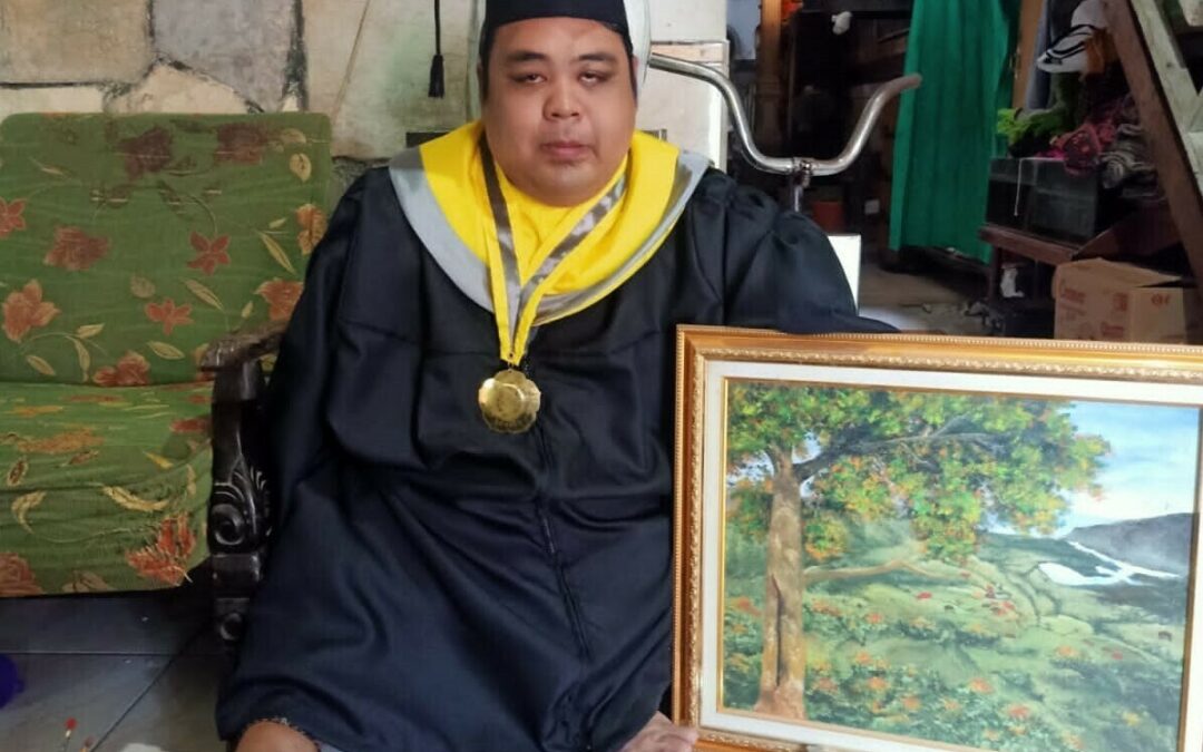 Seorang Penyandang Disabilitas Ini Raih Gelar Sarjana