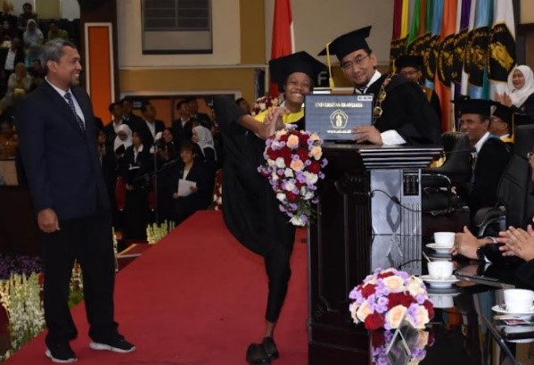Berprestasi, Wisudawan Universitas Brawijaya Ini Salami Rektor Pakai Kaki