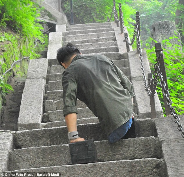 Manusia Tanpa Kaki menghabiskan dua hari mendaki gunung