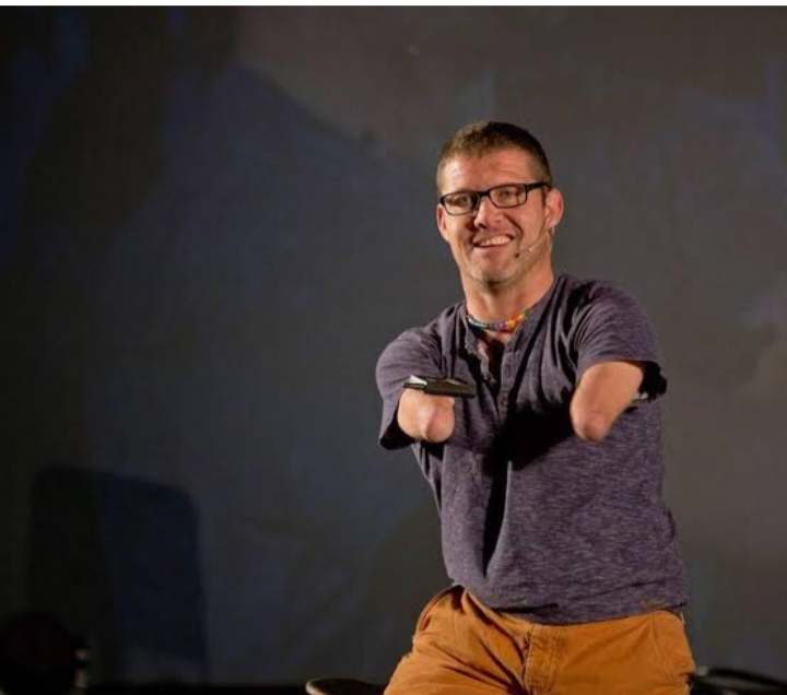 Chris Koch: Pembicara Motivasi dan Aktivis yang Menginspirasi dengan Ketahanan Luar Biasa