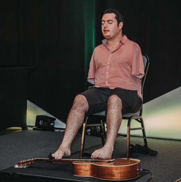 Debut Album dan Kolaborasi Musik George Dennehy