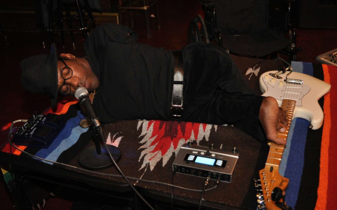 Gitaris Difabel Bermain Gitar dengan Posisi Tidur Menyamping