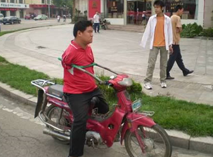 Liu: Pengendara Sepeda Motor Tanpa Lengan