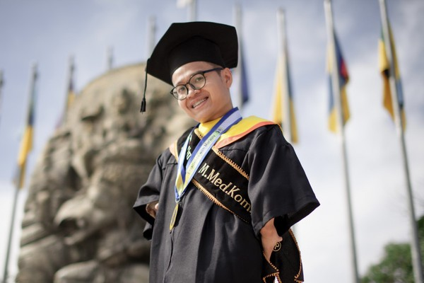 Umar Syahroni: Gelar Master Meski Keterbatasan Fisik