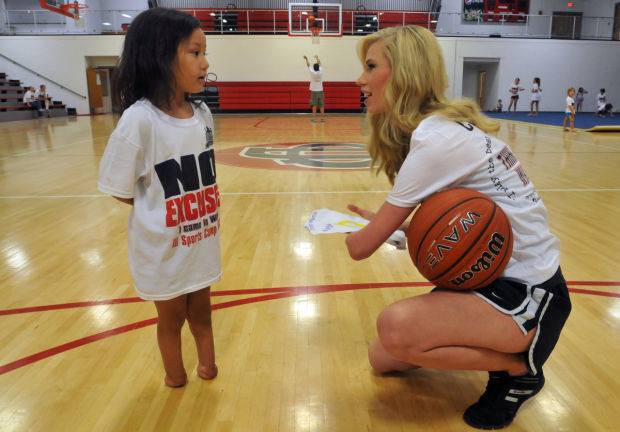 Misi Nicole Kelly sebagai Miss Lowe