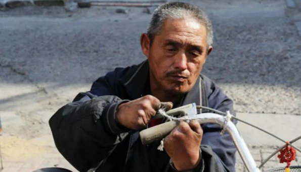 Tak Punya Jari dan Kaki, Pria Ini Sukses Jadi Mekanik Handal