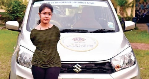 Terlahir tanpa tangan, Jilumol mengatasi segala rintangan untuk belajar mengemudi