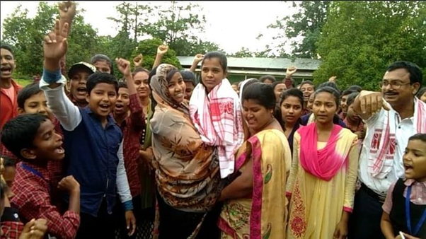 Siswi Ini Mengikuti Ujian Dengan Menulis Menggunakan Kaki