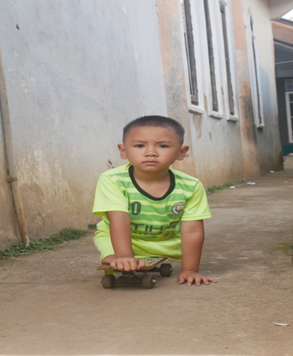 Fahmi bocah disabilitas, bermain skateboard tanpa kaki
