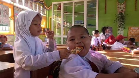 Tanpa Kaki Tangan Sempurna, Anak Pembuat Kusen Hidup Tegar Ajarkan Persahabatan