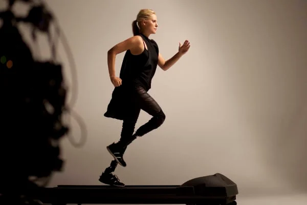 Kisah dan Karir Aimee Mullins Setelah Kehilangan kedua Kakinya