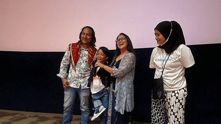 Seorang anak disabilitas tanpa tangan