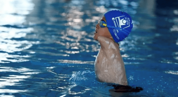 Inspiratif, Bocah Tanpa Lengan Raih Medali Emas di Lomba Renang