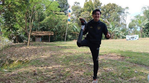 Sepak Bola Membuatnya Jatuh dan Bangkit Lagi