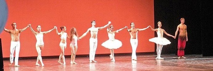 Simona Atzori: Mengatasi Batasan dengan Tarian dan Lukisan