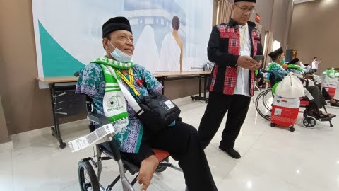 Kisah Inspiratif Pelukis Difabel Asal Madiun Bisa Berangkat Haji