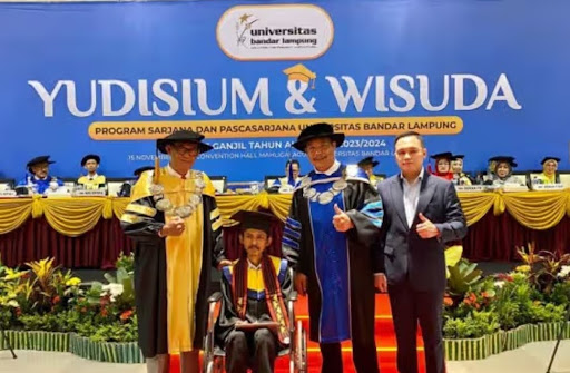 Kisah Difabel Aziz Hermawan, Rengkuh Sarjana Arsitek UBL