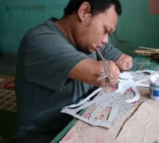 Kisah Difabel Tanpa Kedua Lengan Buat Wayang dari Kardus