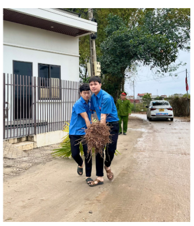 Nguyen Phuc Duc Bantu Korban Banjir dengan Sepenuh Hati