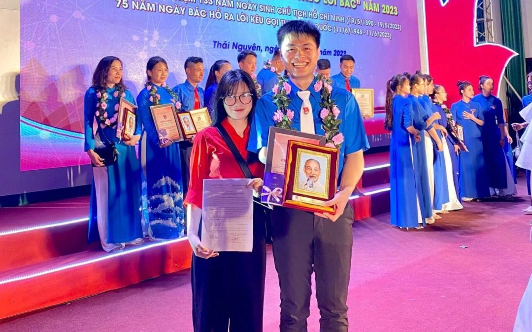 Nguyen Phuc Duc: Kreativitas Membuat Bendera Merah Putih dari 34 Sertifikat Donor Darah