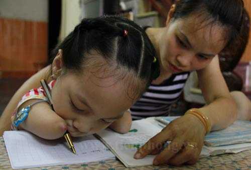 Linh Chi: Teknik Unik dalam Belajar Tanpa Tangan dan Kaki