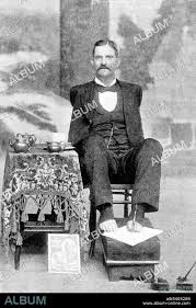 Charles B. Tripp: Kisah Masa Kecil hingga Panggung Dunia