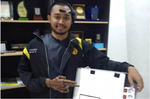 Tangan prostetik gelombang otak karya mahasiswa UI Afta B-ionik