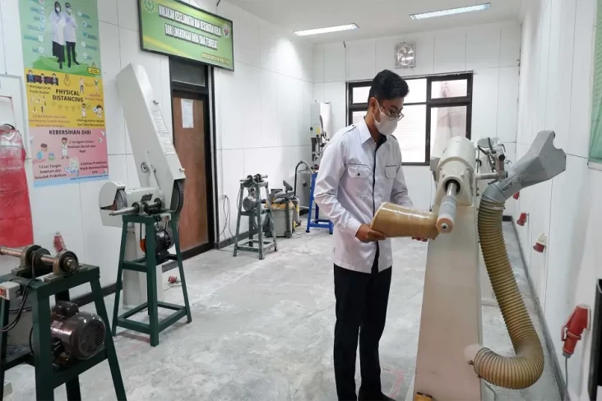 Mahasiswa Jurusan Ortotik Prostetik sedang membuat alat bantu gerak untuk pasien disabilitas di laboratorium praktik.