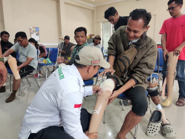 BAZNAS menyalurkan kaki prostetik untuk penyandang disabilitas kepada penerima manfaat di Brebes, Jawa Tengah