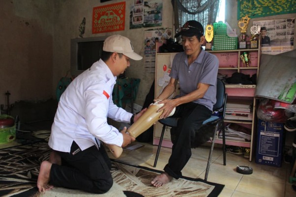 BAZNAS menyerahkan kaki prostetik kepada penyandang disabilitas di Bogor
