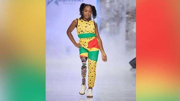 Abena Jon'el model difabel Ghana berjalan di runway dengan kaki prostetik bermotif kain Afrika
