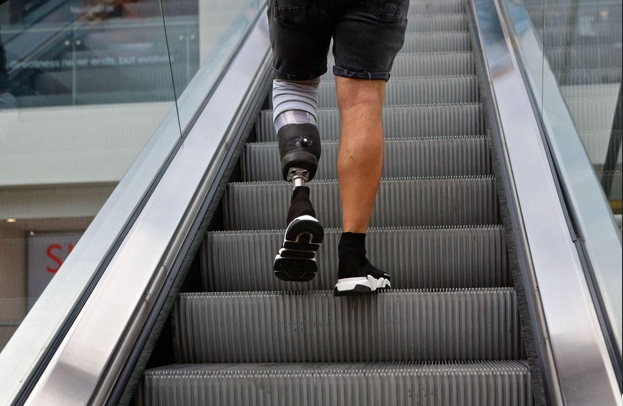 Pengguna kaki prostetik dengan teknologi sensorik berjalan menggunakan prostetik yang dilengkapi sensor tekanan dan implan saraf.