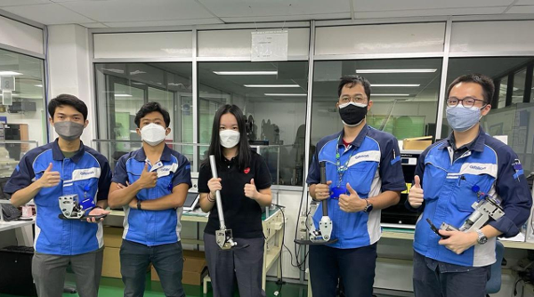 Veteran menggunakan POWER KNEE prostetik bertenaga AI untuk berjalan dan menaiki tangga dengan lebih stabil.