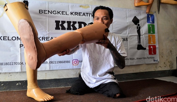 Perajin kaki palsu Indonesia membuat prostesis berkualitas di workshop untuk penyandang disabilitas