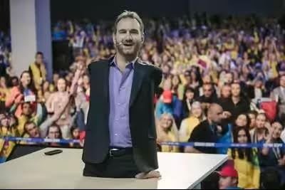 Nick Vujicic tanpa tangan dan kaki saat memberikan seminar motivasi di hadapan banyak peserta